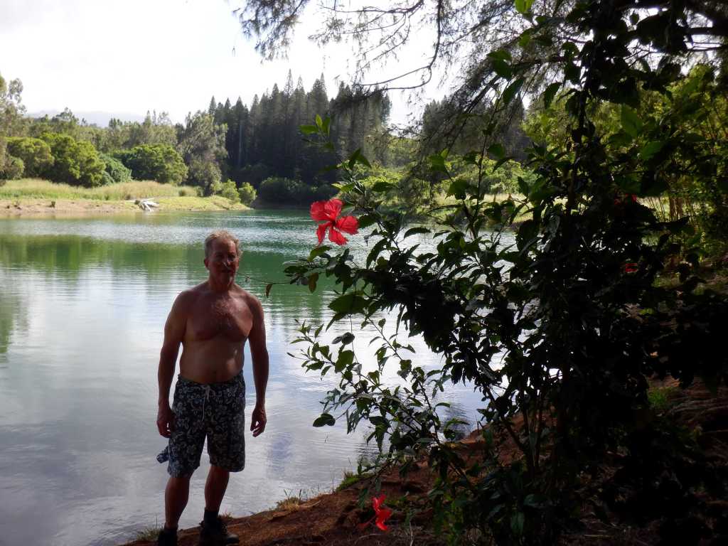 This image has an empty alt attribute; its file name is hike-lake-r.jpg